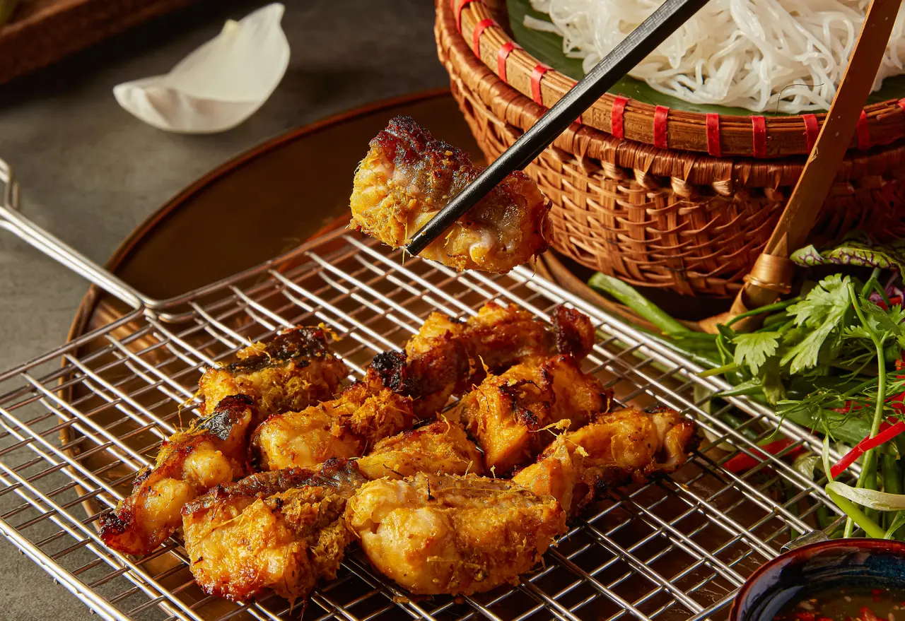 Chả cá nướng trên vỉ cùng bún và rau thơm