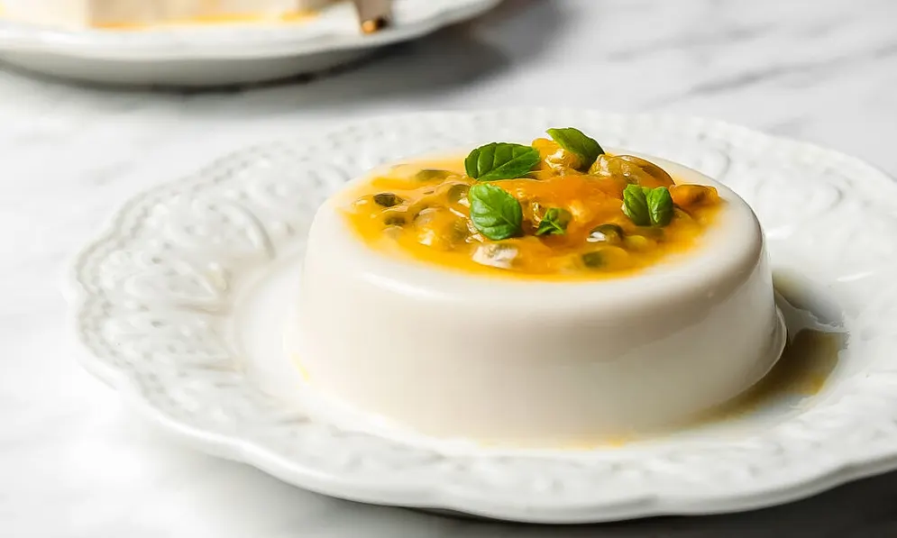 Panna cotta chanh dây trên đĩa trắng