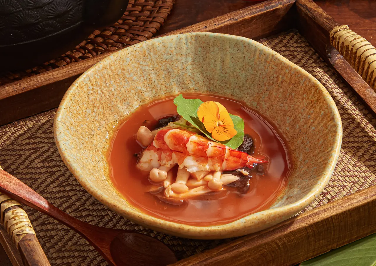Món súp với tôm, nấm và hoa ăn được