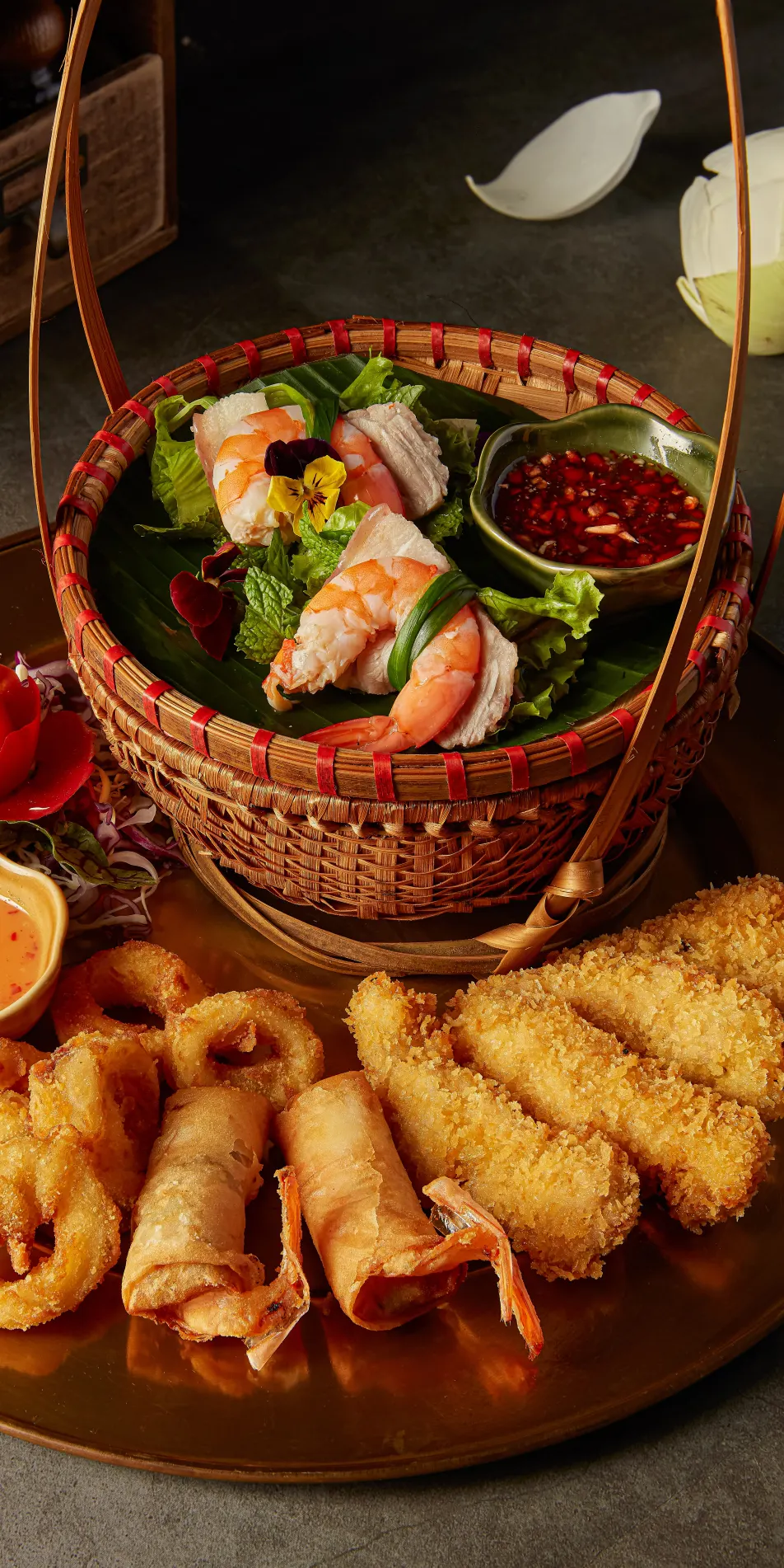 Giỏ gỏi cuốn tươi và nem chiên ăn kèm nước chấm