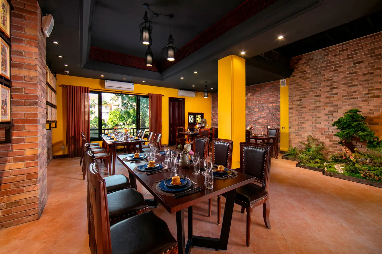 Dining room with an indoor plant corner